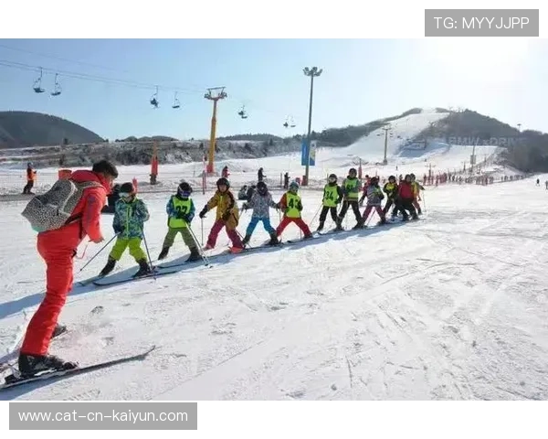 冰雪运动俱乐部完善少儿滑雪课程的家校协同参与制度，冰雪运动示范学校